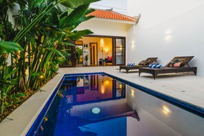 Outdoor pool, pool loungers - Villa Gael (Kerobokan)
