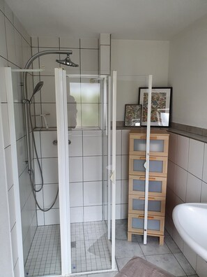 Dusche, Haartrockner, Handtücher, Toilettenpapier