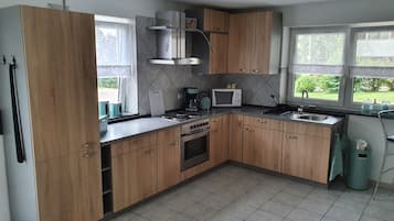 Een koelkast, een magnetron, een oven, een kookplaat