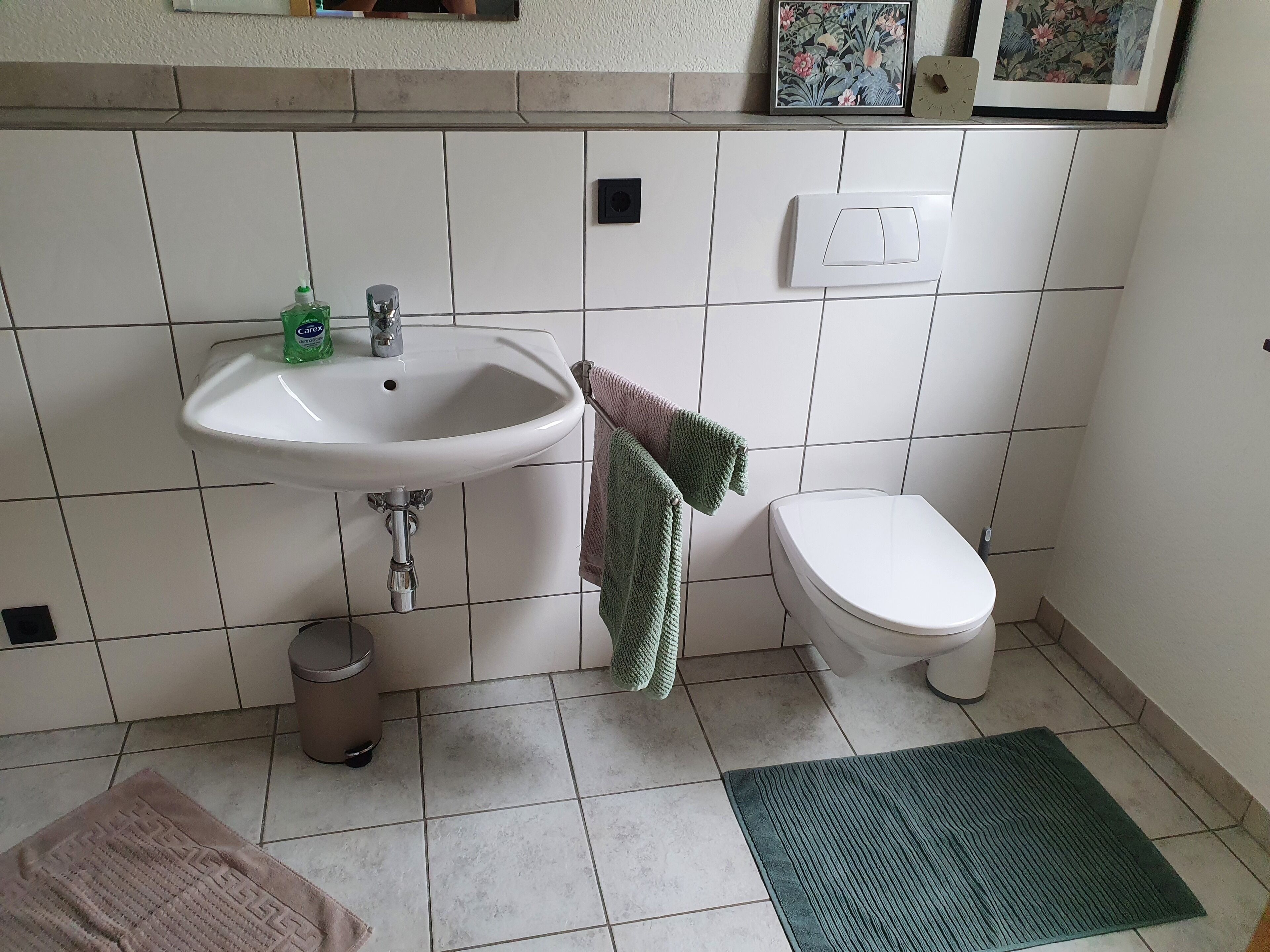 Dusche, Haartrockner, Handtücher, Toilettenpapier