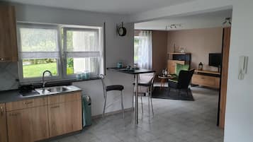 Frigorífico, microondas, horno y placa de cocina