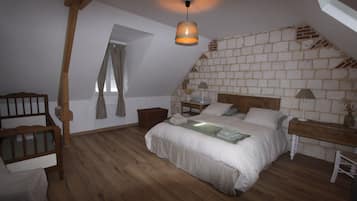 2 habitaciones, escritorio y tabla de planchar con plancha