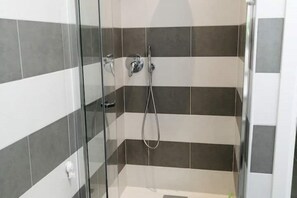 Shower, hair dryer, bidet, towels - MAGNOLIA HOME in COMO city center with Parking (Como)