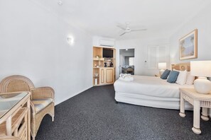 1 habitación, tabla de planchar con plancha, wifi gratis y ropa de cama