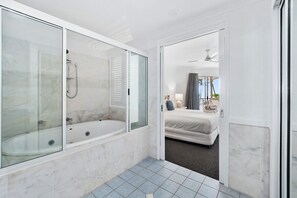 Hair dryer, towels - Beachfront Spa Suite 301/2 in Alassio Resort Palm Cove (Palm Cove)