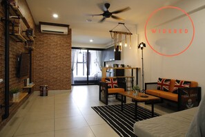Studio | Living area | Flat-screen TV