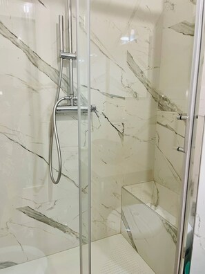 Shower, rainfall showerhead, free toiletries, hair dryer - ConteMax ArtHouse (Salerno)