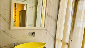 Douche, douche à « effet pluie », articles de toilette gratuits