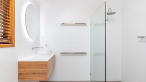 Douche, baignoire Ă jets, serviettes fournies