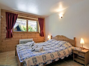 4 bedrooms, free WiFi, bed sheets - Ski-in/Ski-out Apartment with Terrace, 4 Bedrooms, Concierge, and WiFi in Les Belleville (Les Menuires)