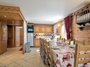 Dining - Ski-in/Ski-out Apartment with Terrace, 4 Bedrooms, Concierge, and WiFi in Les Belleville (Les Menuires)