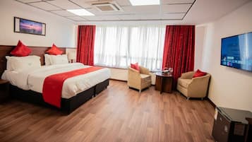 Roupas de cama premium, cofres nos quartos, escrivaninha
