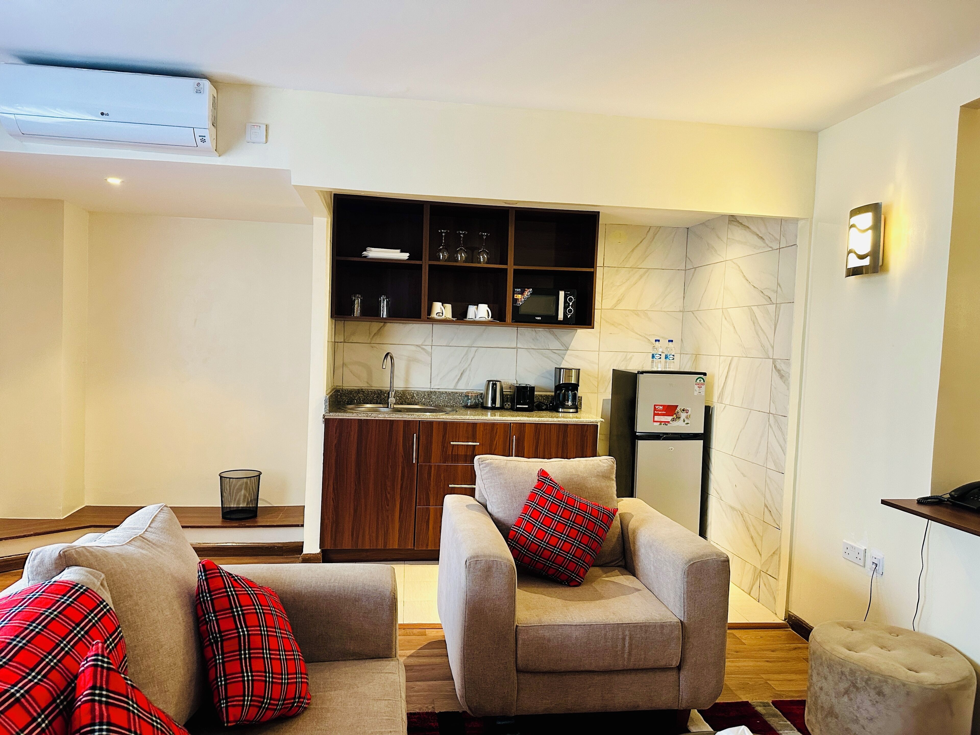 Premium Suite | Living area | 43-inch Smart TV with satellite channels, TV