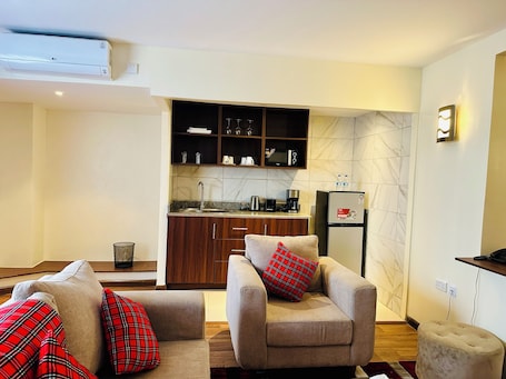Premium Suite | Living area | 43-inch Smart TV with satellite channels, TV. The Crossroads Hotel Westlands