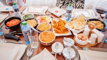 每日供應全套早餐 (每人 USD7)