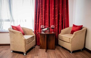 Ropa de cama de alta calidad, caja fuerte, escritorio