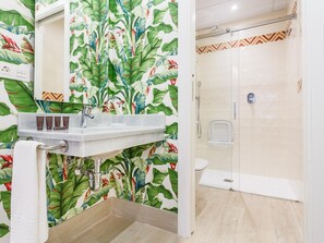 Hair dryer, towels - Charming 6-Bedroom House with Terraces in the Heart of Historic Seville (Sevilla)