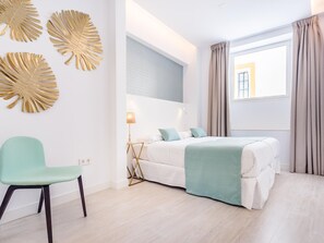 6 bedrooms, free WiFi, bed sheets - Charming 6-Bedroom House with Terraces in the Heart of Historic Seville (Sevilla)