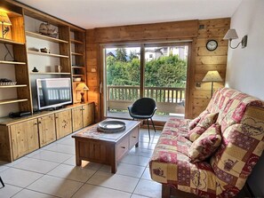 TV - Lovely 2-room apartment, pets allowed, parking, in Bourg St Maurice (Bourg-Saint-Maurice)