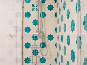 Séchoir à cheveux, serviettes fournies