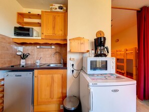 Réfrigérateur, micro-ondes, plaque de cuisson, lave-vaisselle