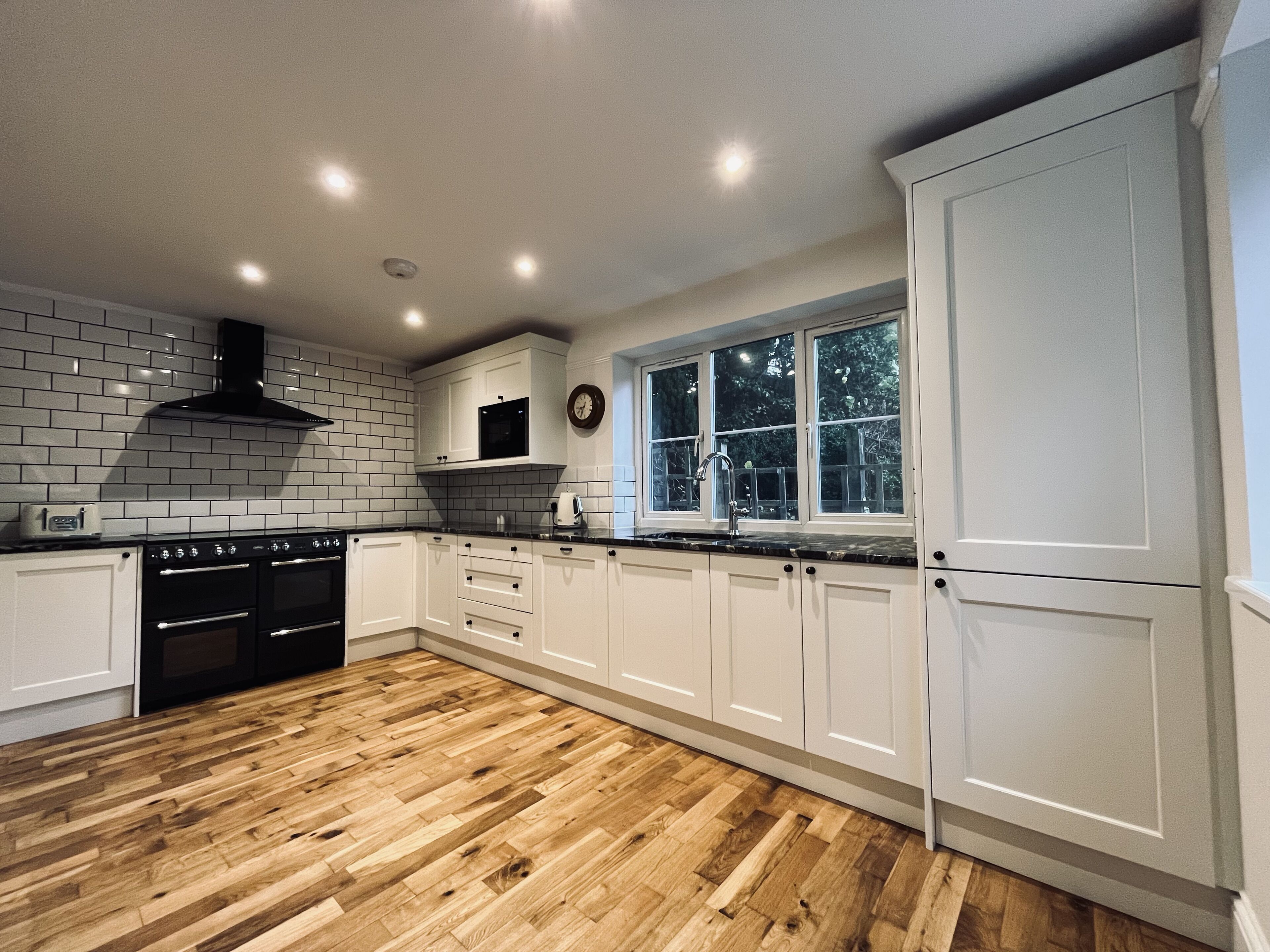 Een koelkast, een magnetron, een oven, een vaatwasser