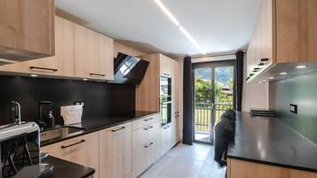 Coffee/tea maker, fridge, microwave, oven