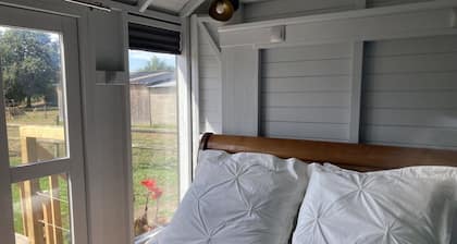 Luxury Shepherd's Hut near the beach