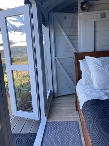 Luxury Shepherd's Hut near the beach