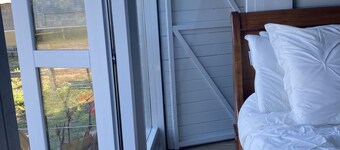 Luxury Shepherd's Hut near the beach