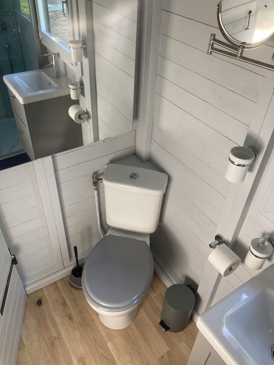 Un baño pequeño con inodoro, lavabo y bidé.
