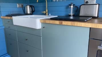 Fridge, oven, stovetop, electric kettle