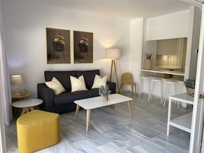 TV - Sunny Apartment in Marbella: 2nd Line Beach, Terrace, Fiber, A/C, Pools, 24/7 Reception (Marbella)