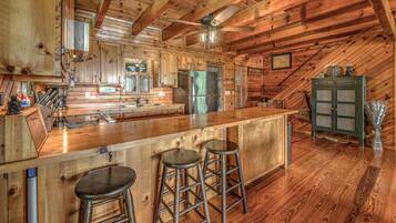 House, 3 Bedrooms | Private kitchen