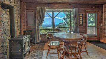 House, 3 Bedrooms | Dining room