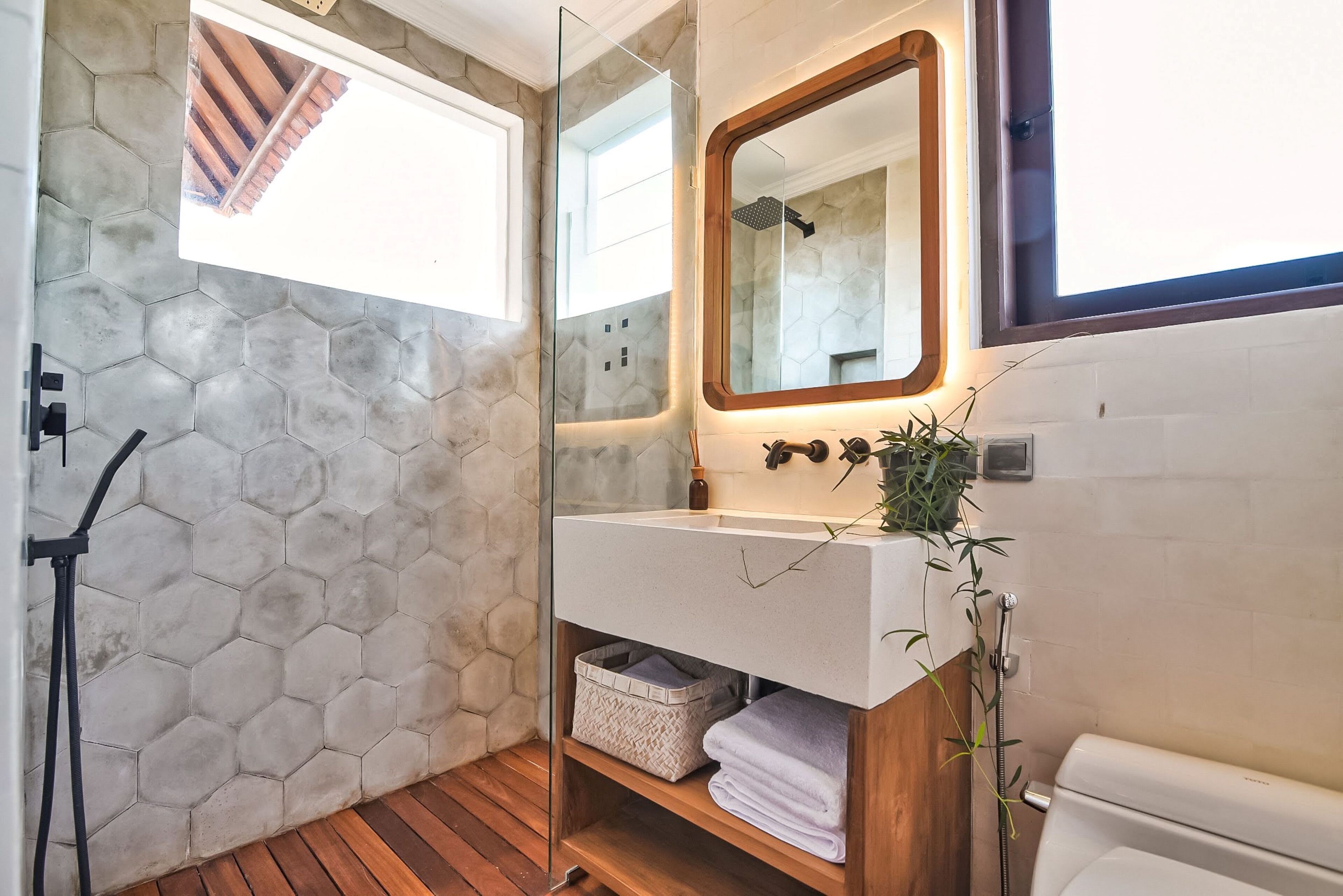 Luxury Villa | Bathroom | Shower, rainfall showerhead, hair dryer, towels