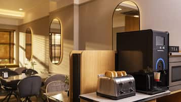 Se ofrece un desayuno bufé (10.22 EUR por persona)