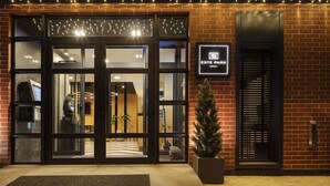 L’entrée d’un hôtel, avec une enseigne indiquant « ESTE PARK HOTEL ».