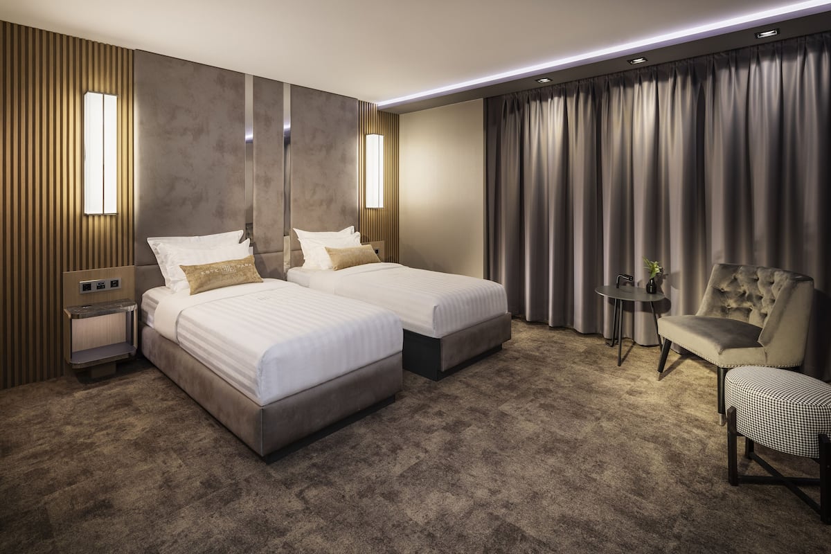 Kamar Twin Deluks | Seprai katun Mesir, seprai premium, busa memori, dan minibar