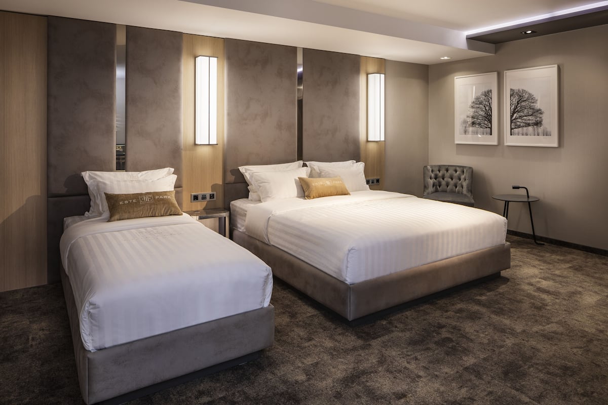 Deluxe Triple Room, Balcony | Seprai katun Mesir, seprai premium, busa memori, dan minibar