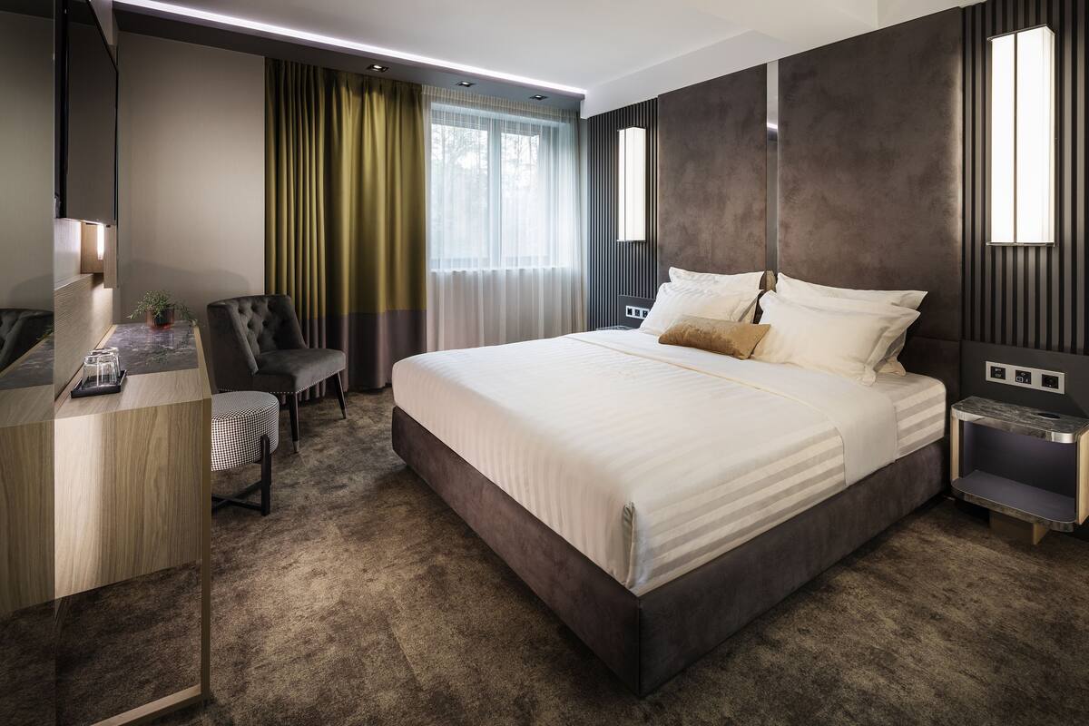King Room | 埃及棉床单、高档床上用品、记忆海绵床垫、迷你吧