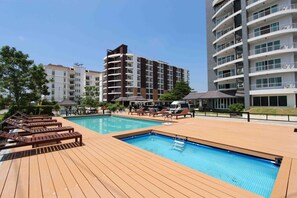 Una piscina al aire libre
