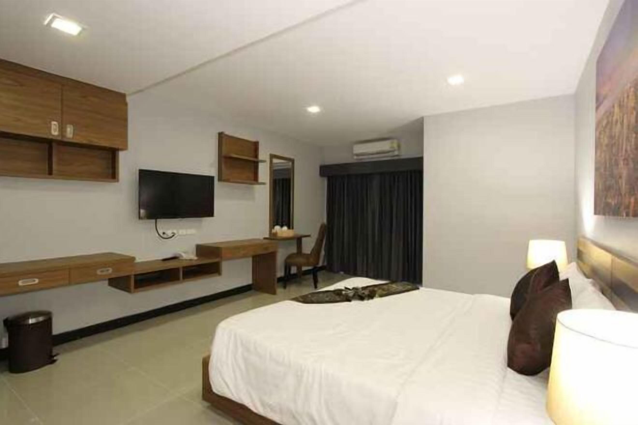 In-room safe, desk, blackout drapes, free WiFi