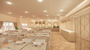 Un vaste espace dédié à la salle à manger, avec de nombreuses tables et chaises, un comptoir où est affiché le menu, et un mur décoratif agrémenté d’arches.