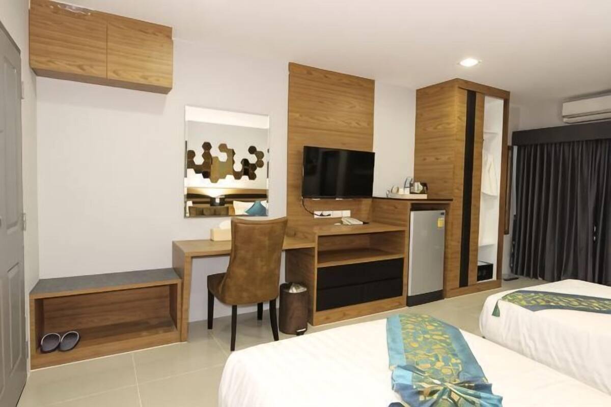 1 habitación, caja de seguridad en la habitación y escritorio