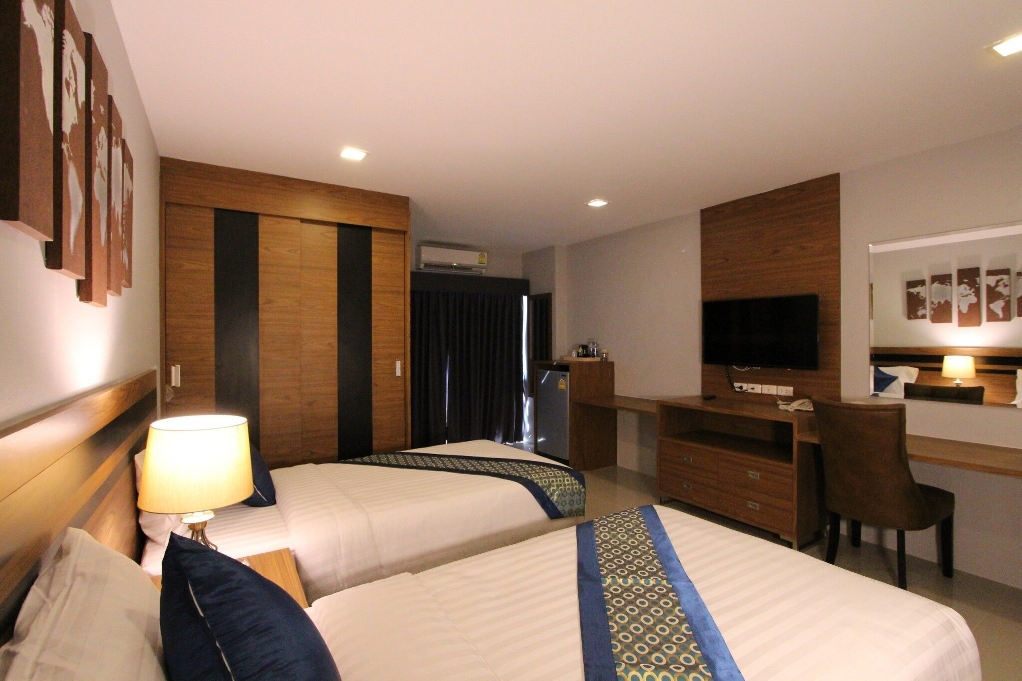 ตู้นิรภัยในห้องพัก, โต๊ะทำงาน, ผ้าม่านกันแสง, Wi-Fi ฟรี