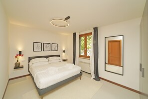 6 bedrooms, in-room safe, iron/ironing board, free WiFi