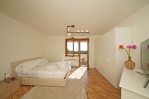 6 bedrooms, in-room safe, iron/ironing board, free WiFi - Villa Gelso (Soiano del Lago)