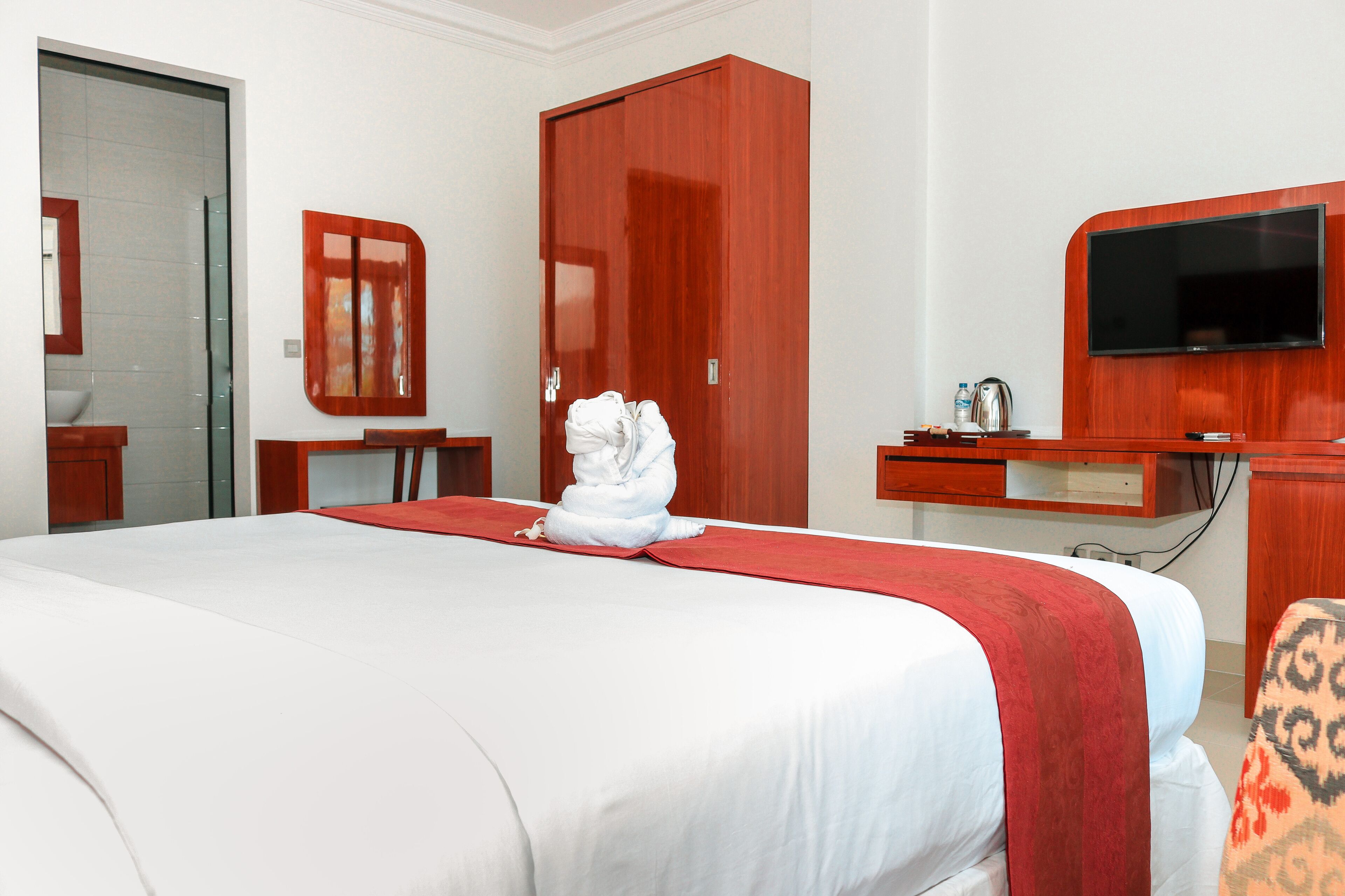 Deluxe Double Room | Bathroom | Rainfall showerhead, free toiletries, hair dryer, slippers