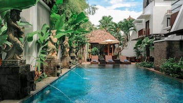 Una piscina al aire libre